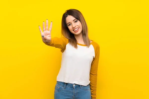 Güzel Genç Bir Kadın Izole Edilmiş Sarı Duvardan Mutlu Parmakları — Stok fotoğraf