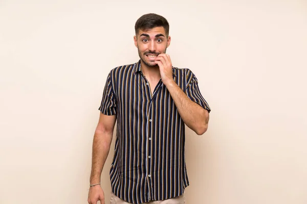 Hombre Guapo Con Barba Sobre Fondo Aislado Nervioso Asustado —  Fotos de Stock