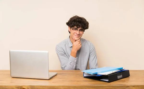 Jovem Estudante Com Laptop Com Óculos Sorrindo — Fotografia de Stock