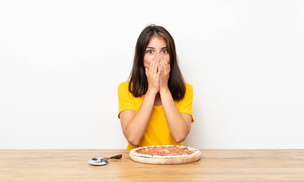 Fille Caucasienne Avec Une Pizza Avec Expression Faciale Surprise — Photo