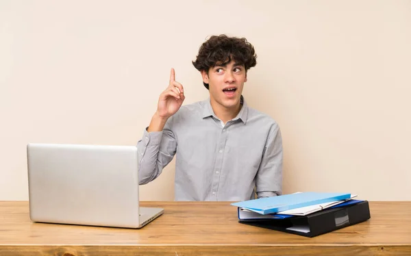 Dizüstü Bilgisayarı Olan Genç Bir Öğrenci Parmağını Kaldırarak Çözümü Anlamaya — Stok fotoğraf