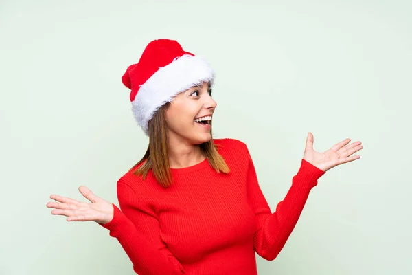 Chica Con Sombrero Navidad Sobre Fondo Verde Aislado Con Expresión —  Fotos de Stock