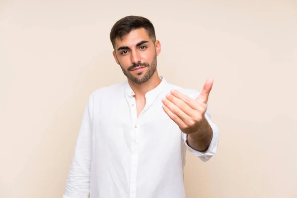 Hombre Guapo Con Barba Sobre Fondo Aislado Invitando Venir — Foto de Stock