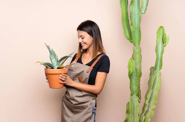 Jovem Jardineiro Mulher Com Plantas — Fotografia de Stock