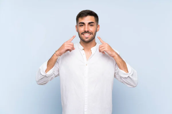Knappe Man Met Baard Geïsoleerde Blauwe Achtergrond Glimlachend Met Een — Stockfoto