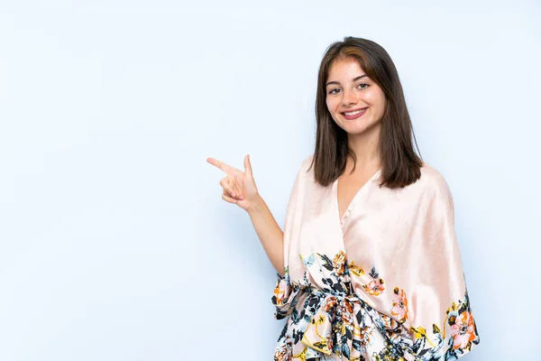 Kaukasisches Mädchen Mit Kimono Über Isoliertem Blauem Hintergrund Das Mit — Stockfoto