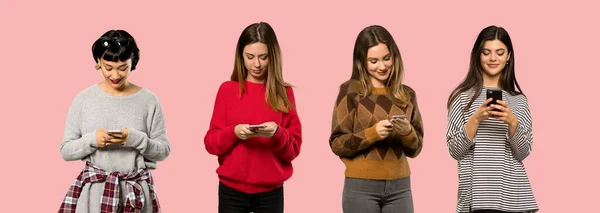 Zestaw Kobiet Odizolowanym Różowym Tle Wysyłając Wiadomość Telefonu Komórkowego — Zdjęcie stockowe