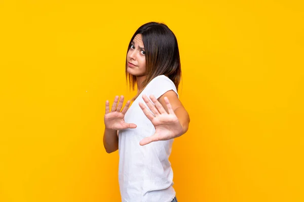 Jeune Femme Sur Fond Jaune Isolé Nerveux Étirement Des Mains — Photo