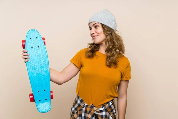 Jovem Skatista Menina Loira Sobre Fundo Isolado Com Expressão Feliz — Fotografia de Stock