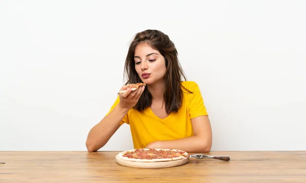 Kaukasische Mädchen Mit Einer Pizza — Stockfoto