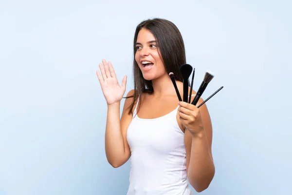 Ung Flicka Håller Hel Del Makeup Borste Skrika Med Munnen — Stockfoto