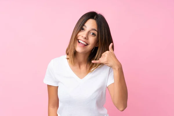 Mujer Joven Sobre Fondo Rosa Aislado Haciendo Gesto Teléfono Llámame — Foto de Stock