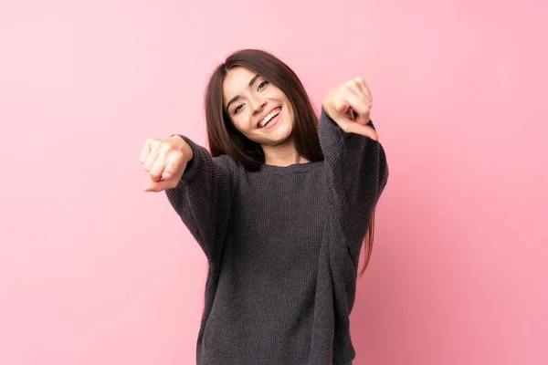 Soyutlanmış Pembe Arka Plandaki Genç Kadın Gülümserken Seni Işaret Ediyor — Stok fotoğraf