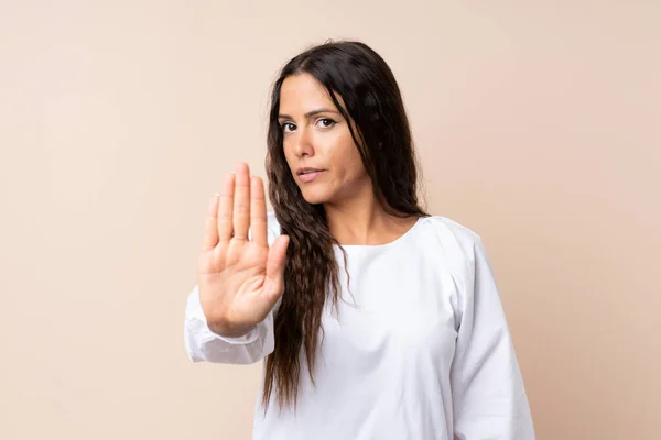 Giovane Donna Sfondo Isolato Facendo Gesto Arresto Con Mano — Foto Stock