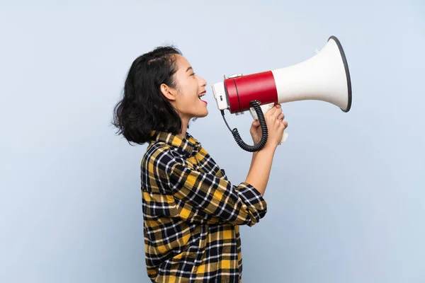 Asiático Jovem Mulher Sobre Isolado Azul Fundo Gritando Através Megafone — Fotografia de Stock