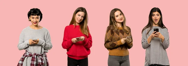 Set Donne Sfondo Rosa Isolato Invio Messaggio Con Cellulare — Foto Stock