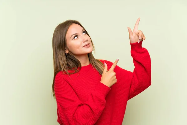 Ragazza Adolescente Sfondo Verde Isolato Che Punta Con Dito Indice — Foto Stock