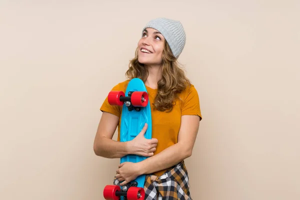 Jovem Skater Loira Menina Sobre Isolado Fundo Olhando Para Cima — Fotografia de Stock