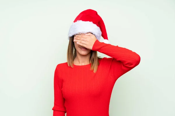 Menina Com Chapéu Natal Sobre Fundo Verde Isolado Cobrindo Olhos — Fotografia de Stock