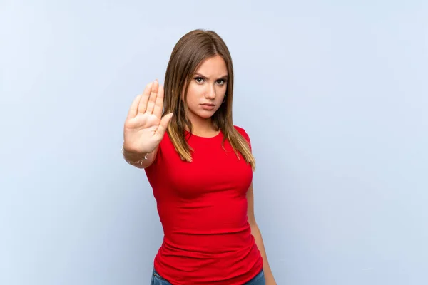 Teenager Κορίτσι Πάνω Από Απομονωμένο Μπλε Φόντο Κάνει Στάση Χειρονομία — Φωτογραφία Αρχείου