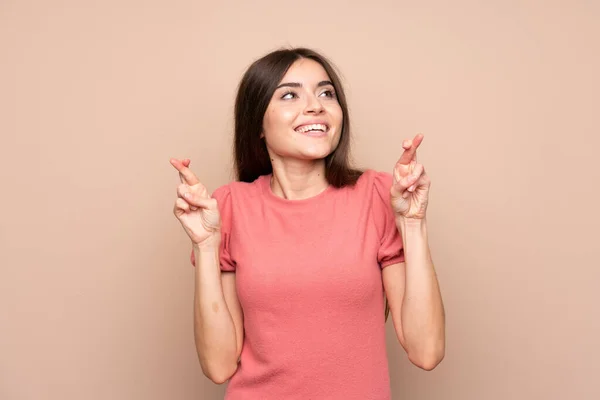 Mujer Joven Sobre Fondo Aislado Con Los Dedos Cruzando — Foto de Stock