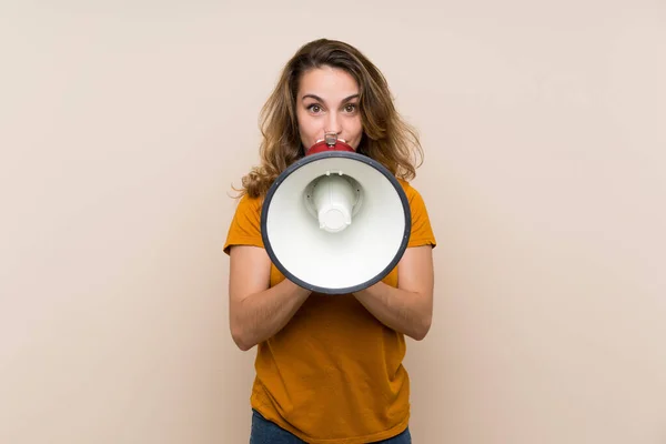 Jovem Loira Sobre Fundo Isolado Gritando Através Megafone — Fotografia de Stock