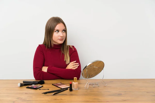 Teenager Mädchen Mit Make Palette Und Kosmetik Einem Tisch Denken — Stockfoto