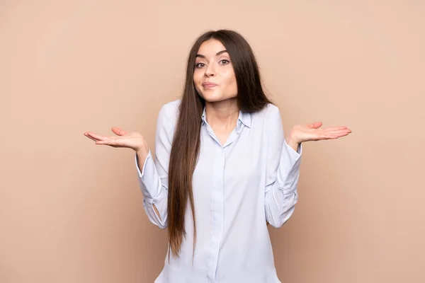 Junge Frau Mit Isoliertem Hintergrund Zweifelt Beim Händeheben — Stockfoto