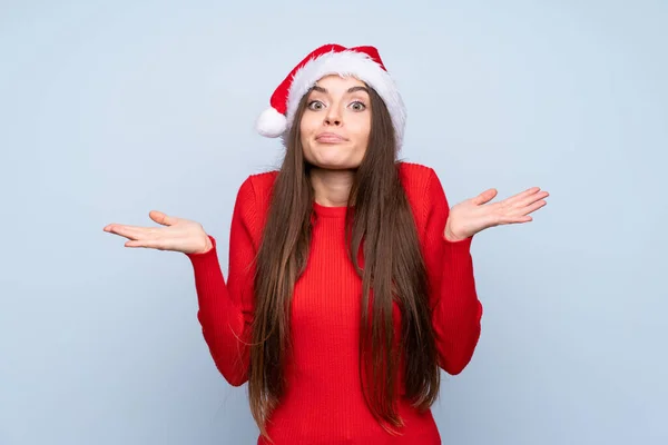 Ragazza Con Cappello Natale Sfondo Blu Isolato Avendo Dubbi Con — Foto Stock