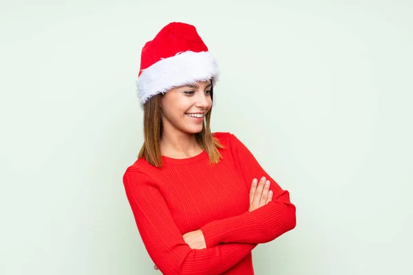 Chica Con Sombrero Navidad Sobre Fondo Verde Aislado Riendo —  Fotos de Stock