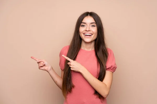 Junge Frau Über Isolierten Hintergrund Zeigt Mit Dem Finger Zur — Stockfoto