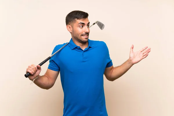 Joven Golfista Guapo Hombre Sobre Fondo Aislado Con Expresión Facial — Foto de Stock