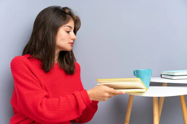 Mujer Joven Sentada Suelo Sosteniendo Cuaderno — Foto de Stock