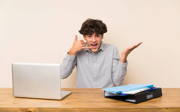 Jovem Estudante Com Laptop Fazendo Gesto Telefone Duvidando — Fotografia de Stock