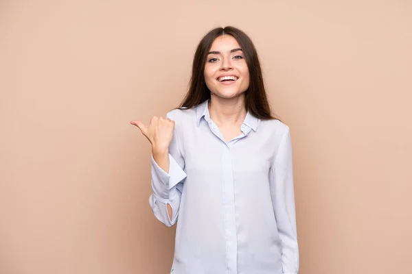 Junge Frau Mit Isoliertem Hintergrund Zeigt Zur Seite Ein Produkt — Stockfoto