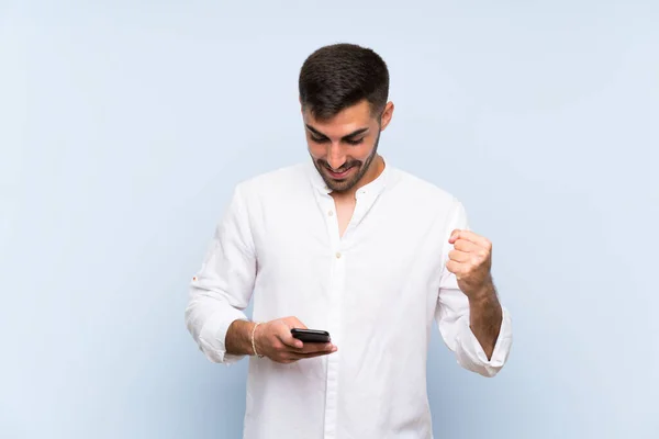 Hombre Guapo Con Barba Sobre Fondo Azul Aislado Sorprendido Enviando —  Fotos de Stock