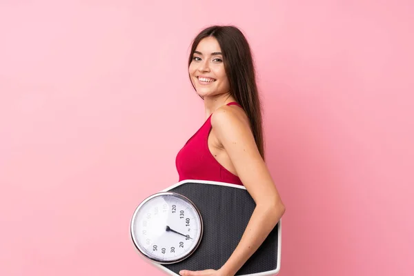 Menina Bonita Com Máquina Pesagem Sobre Fundo Rosa Isolado Com — Fotografia de Stock