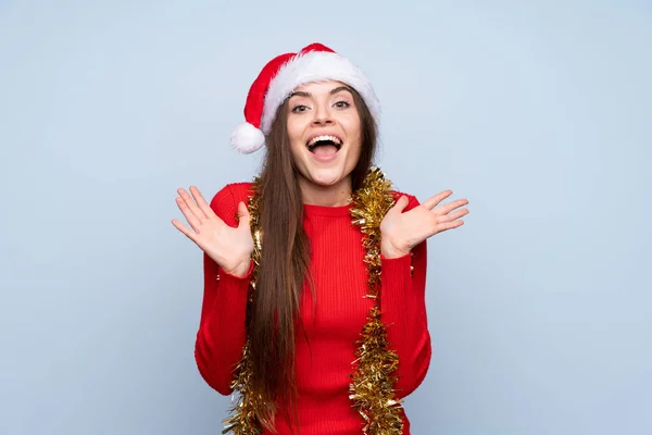 Menina Com Chapéu Natal Sobre Fundo Azul Isolado — Fotografia de Stock