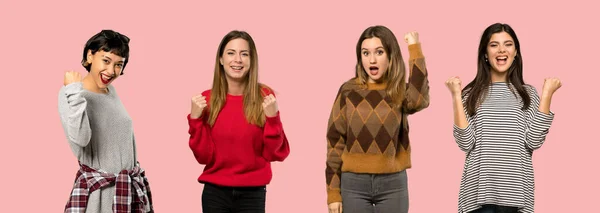 Conjunto Mulheres Sobre Fundo Rosa Isolado Celebrando Uma Vitória Posição — Fotografia de Stock