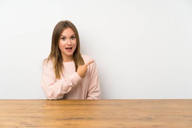 Yan parmak gösteren bir masada Genç kız