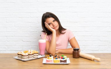 Farklı pastalar çok genç kız