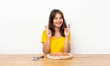 Parmakları çapraz pizzalı beyaz kız.