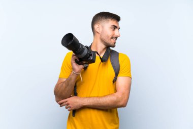Genç fotoğrafçı adam yan bakıyor