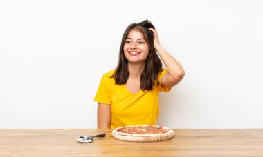 Bir pizza gülen beyaz kız