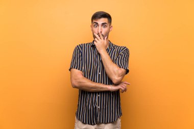 Izole arka plan üzerinde sakallı yakışıklı adam şaşırttı ve doğru bakarken şok