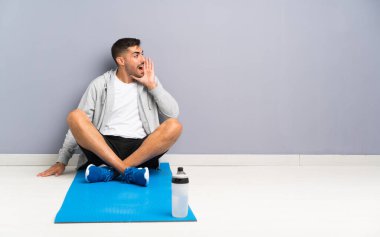 Spor adam ağzı tamamen açık bağırarak bir yerde oturan