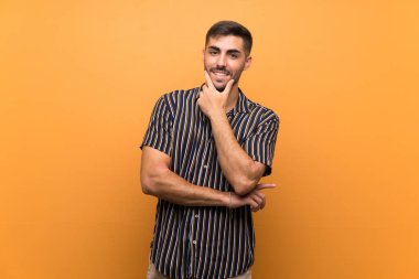 Sakallı, sakallı, soyutlanmış geçmişi olan yakışıklı bir adam.
