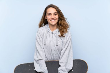 Paten ile genç sarışın kadın