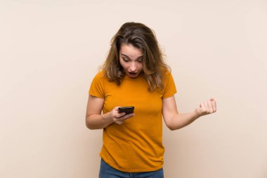 Tecrit edilmiş genç sarışın kız şaşırdı ve bir mesaj gönderiyor.