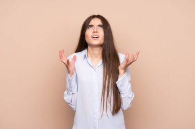 Izole arka plan üzerinde genç kadın kötü bir durum tarafından sinirli